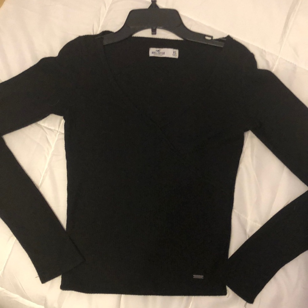 Black v-neck cropped tight long sleeve